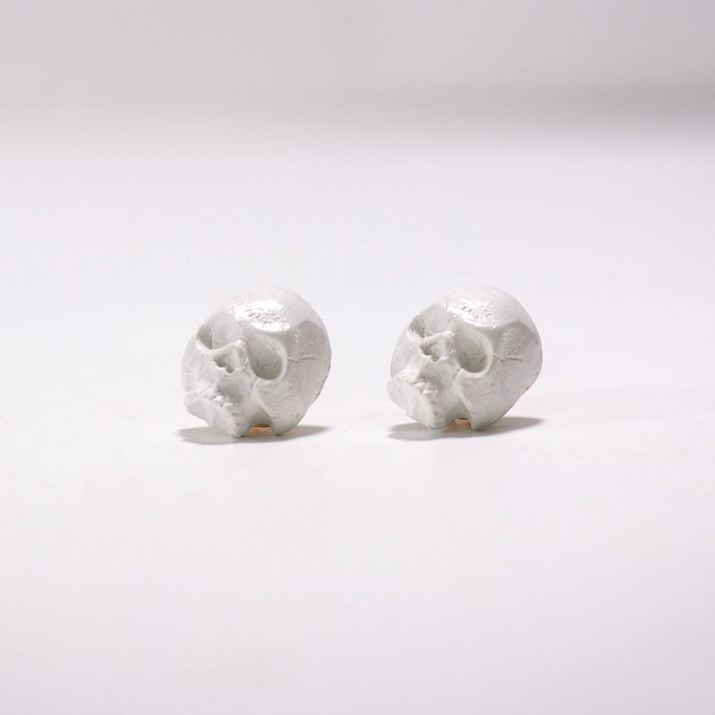 white skull collar pin