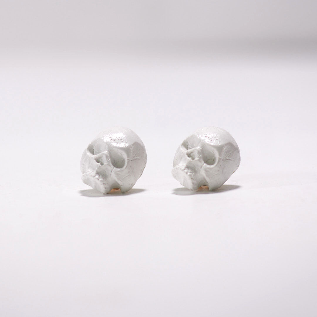 white skull collar pin