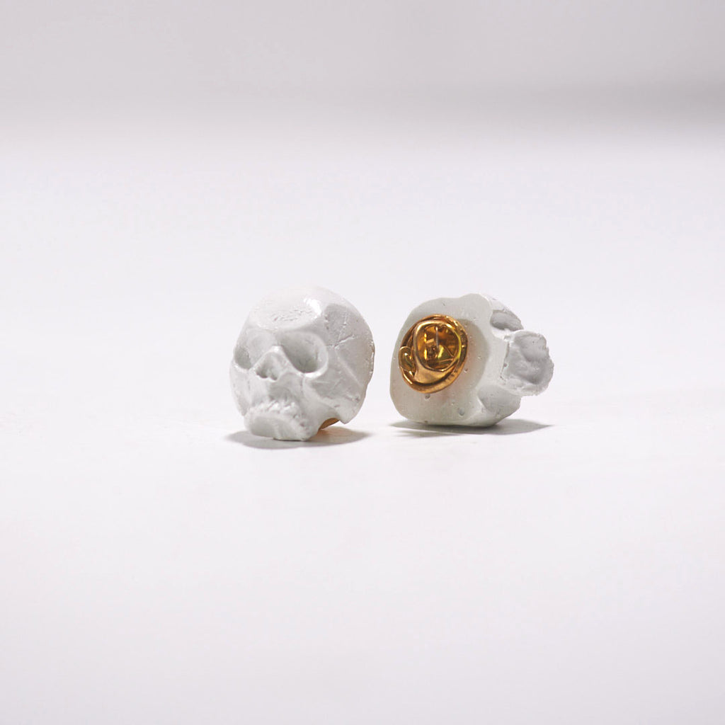 white skull collar pin