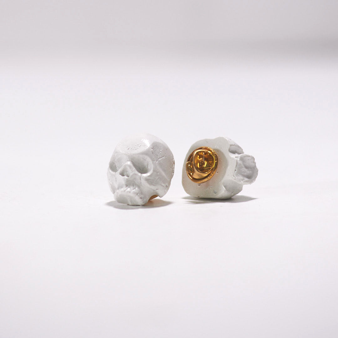 white skull collar pin