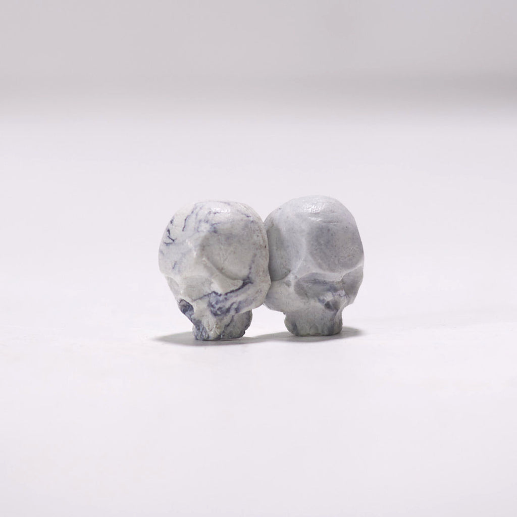 marbled skull collar pin