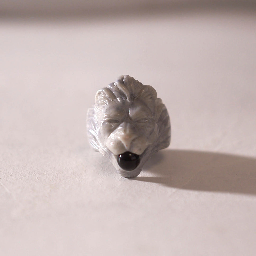 hand crafted bonded marble lion ring whit onix bead 