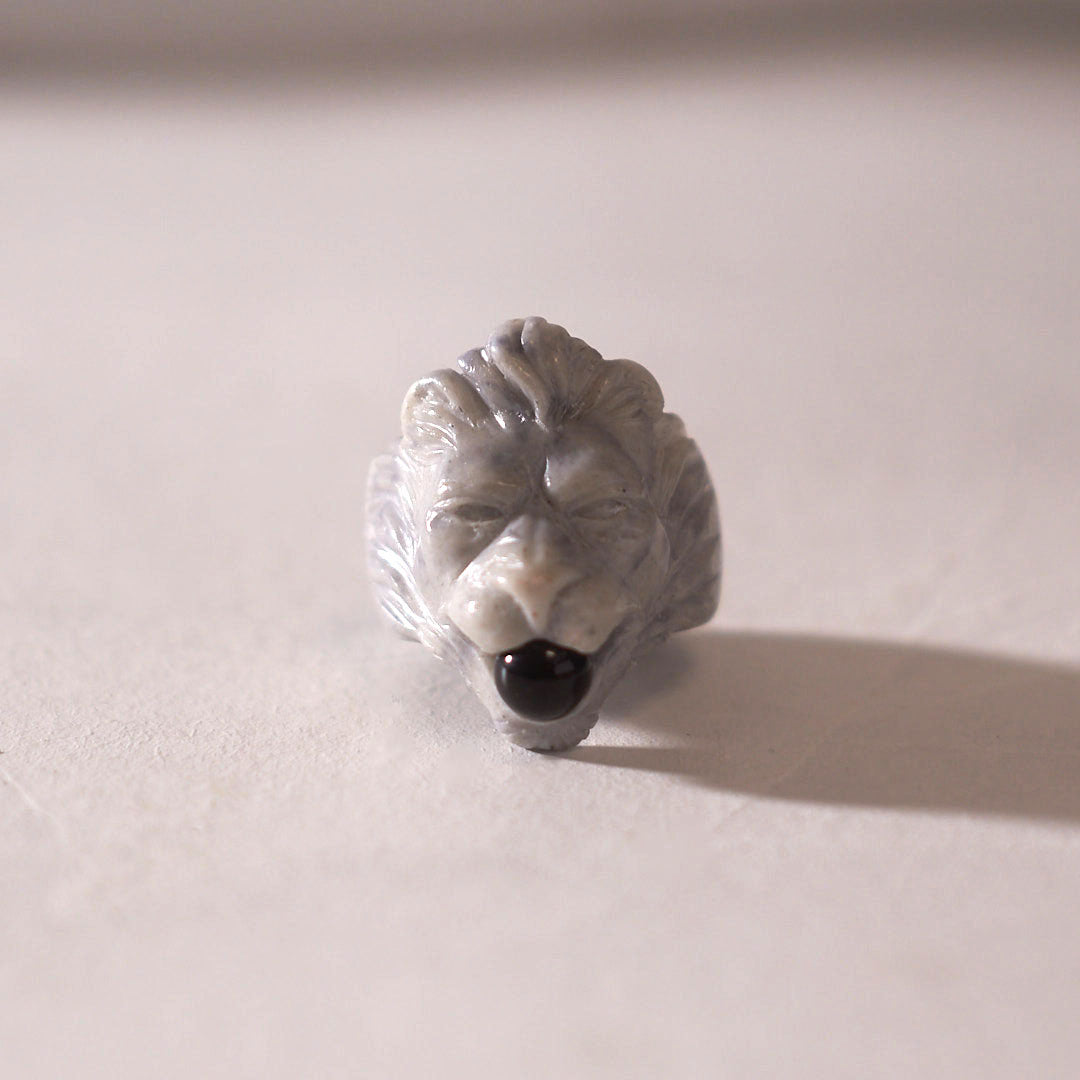 hand crafted bonded marble lion ring whit onix bead 